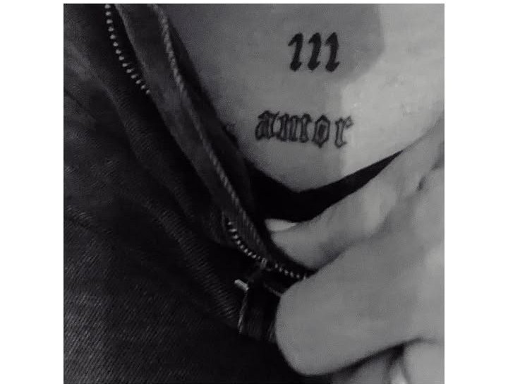 Tatuaje de lettering gotico con la palabra amar